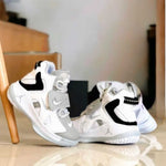 Botas Jordan Cierre Mágico para niños con diseño deportivo y ajuste rápido, suela antideslizante y máxima comodidad.