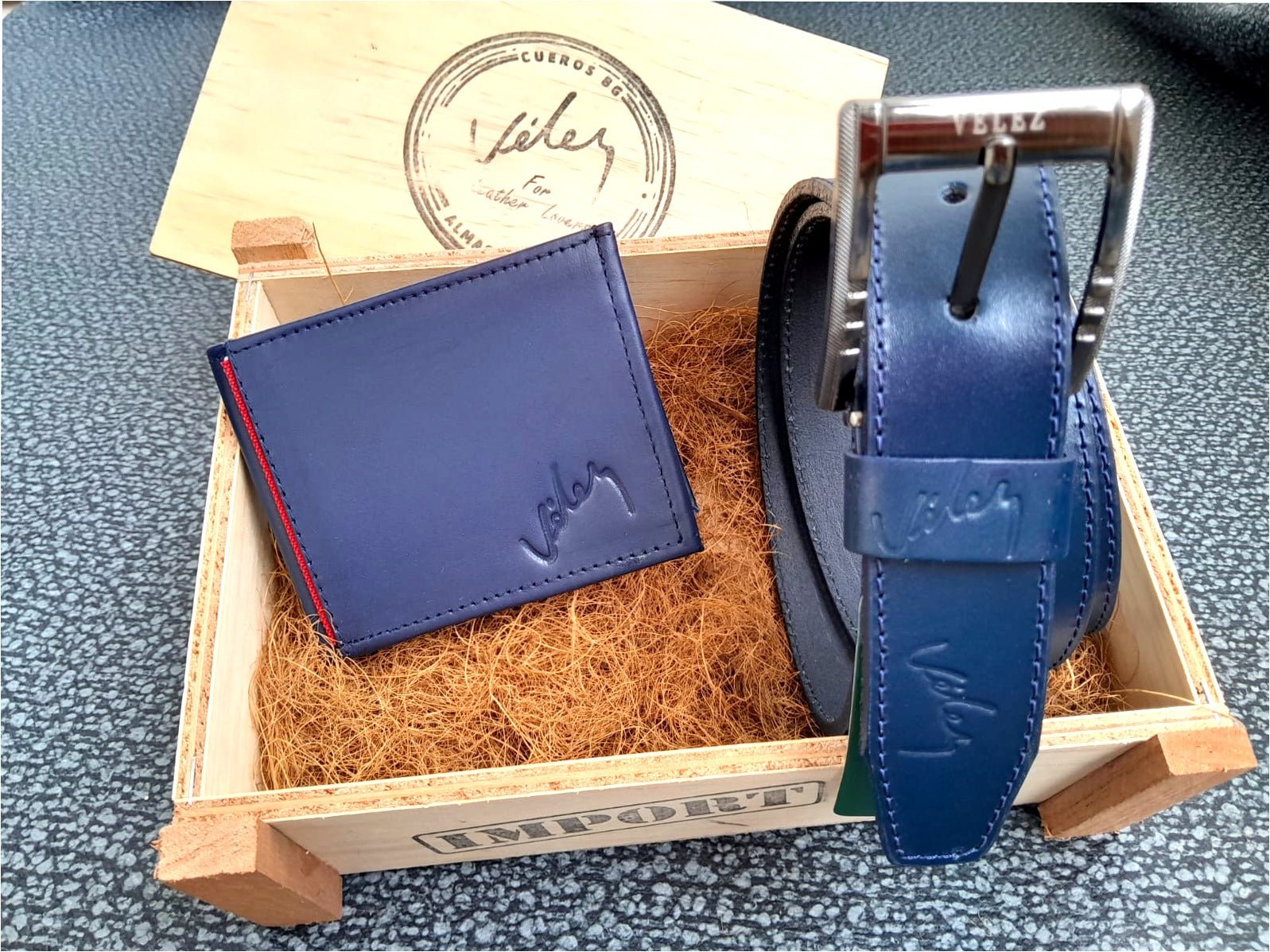 🏆 ¿QUÉ LE REGALAS AL HOMBRE QUE TE LO HA DADO TODO? Dúo Vélez Correa Costura + Billetera + Caja de madera. ✈️💵PAGA CONTRA ENTREGA Y ENVIO GRATIS!!! 🚛💵 - Sólo Enlázate On Line - 917681