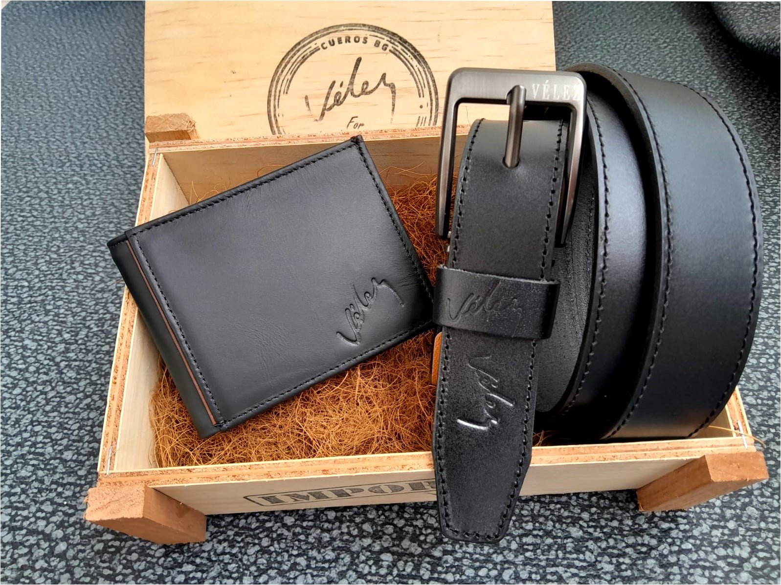 🏆 ¿QUÉ LE REGALAS AL HOMBRE QUE TE LO HA DADO TODO? Dúo Vélez Correa Costura + Billetera + Caja de madera. ✈️💵PAGA CONTRA ENTREGA Y ENVIO GRATIS!!! 🚛💵 - Sólo Enlázate On Line - 917678